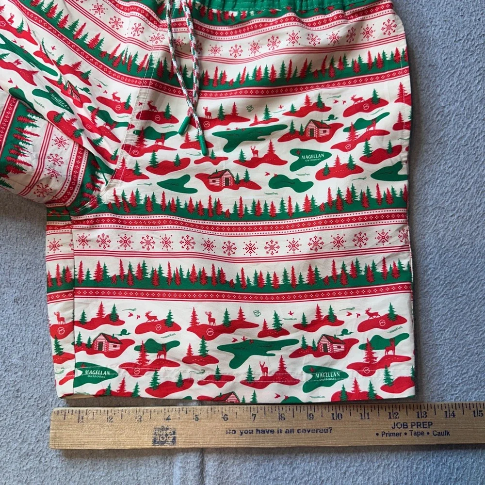 Magellan Shorts Mens‎ M Red Fish Gear Holiday Cabin Pine Tree Water Repellent